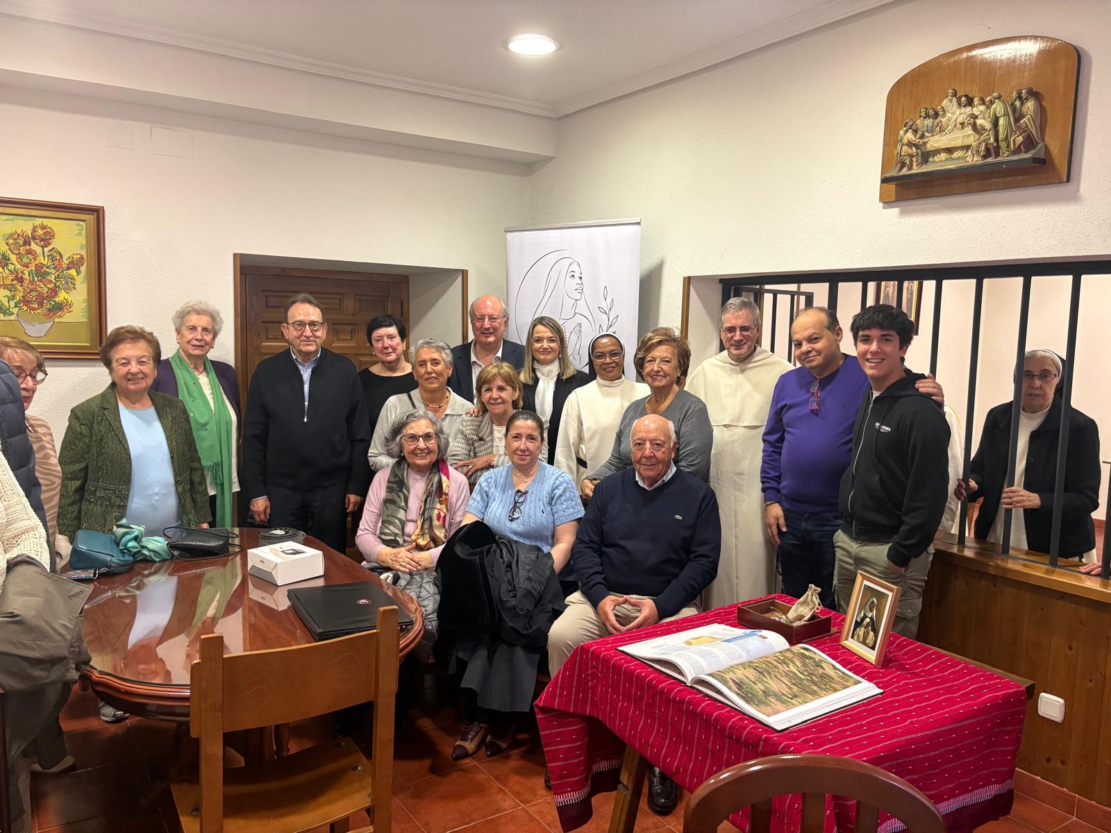 Participantes del encuentro del 18 de octubre en Las Dueñas, con el retrato de Sor Teresa Chikaba al fondo