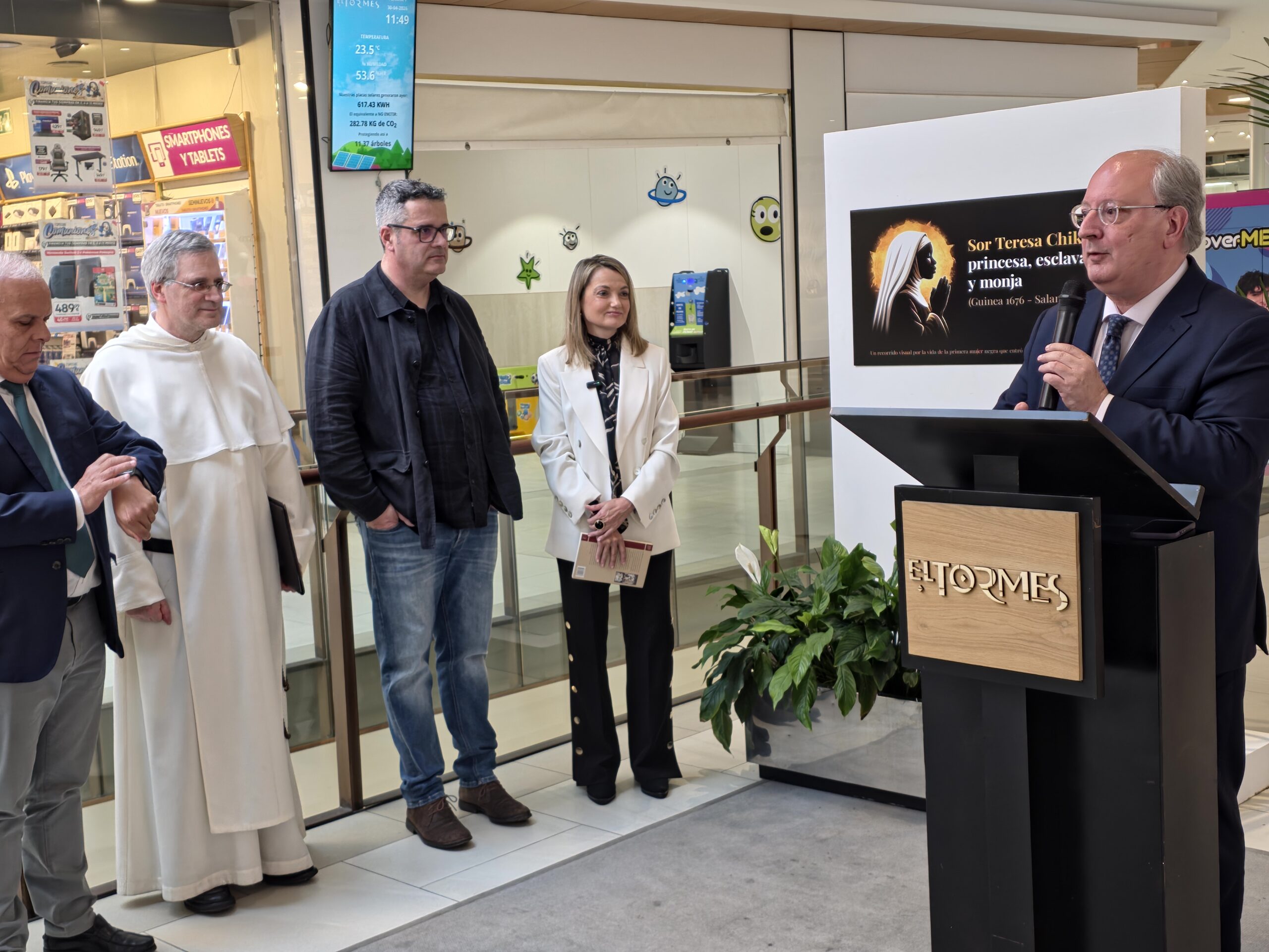 Participantes en la inauguración de la exposición sobre Sor Teresa Chikaba
