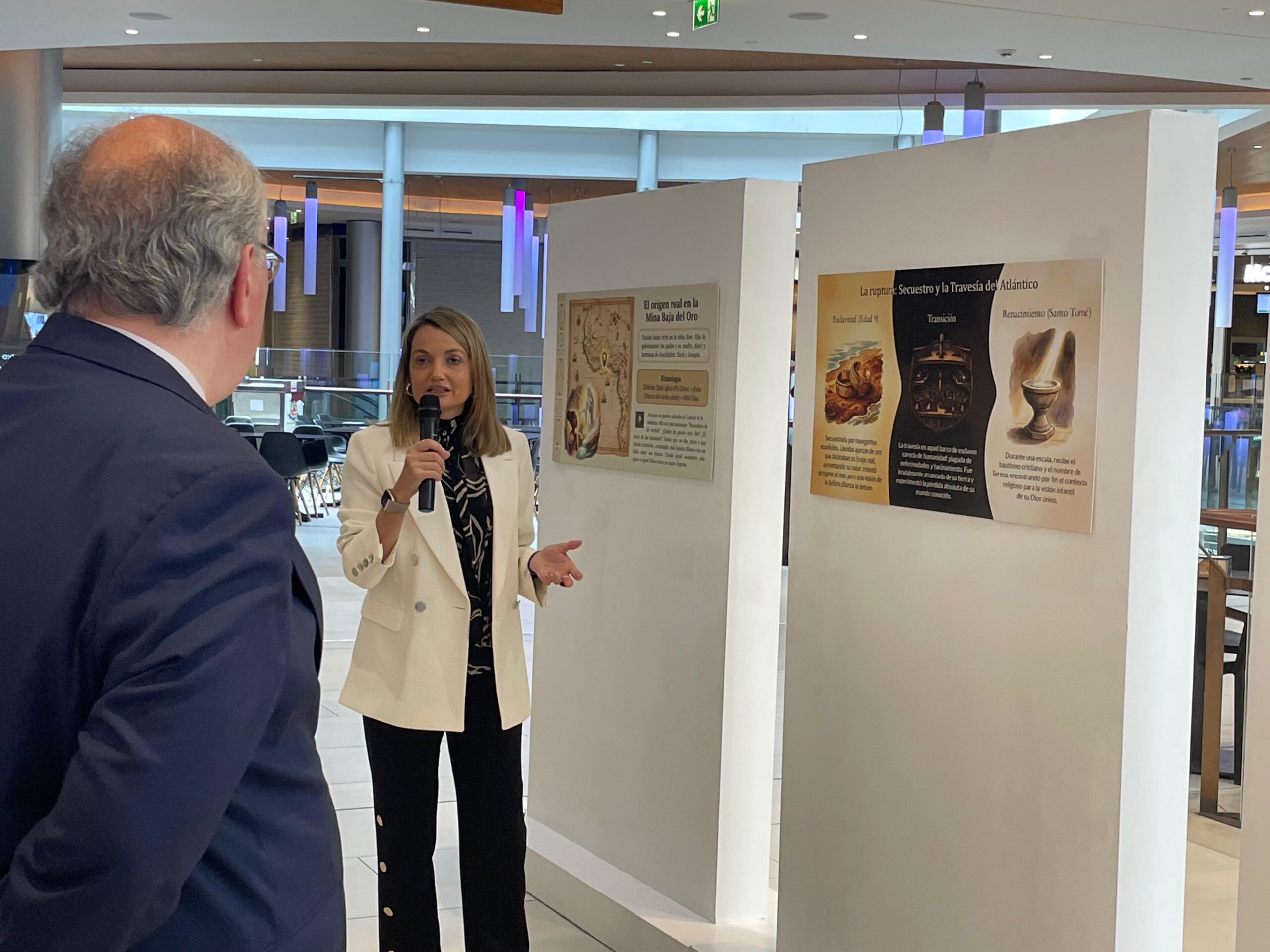 Inauguración de la exposición sobre Sor Teresa Chikaba en el Centro Comercial El Tormes