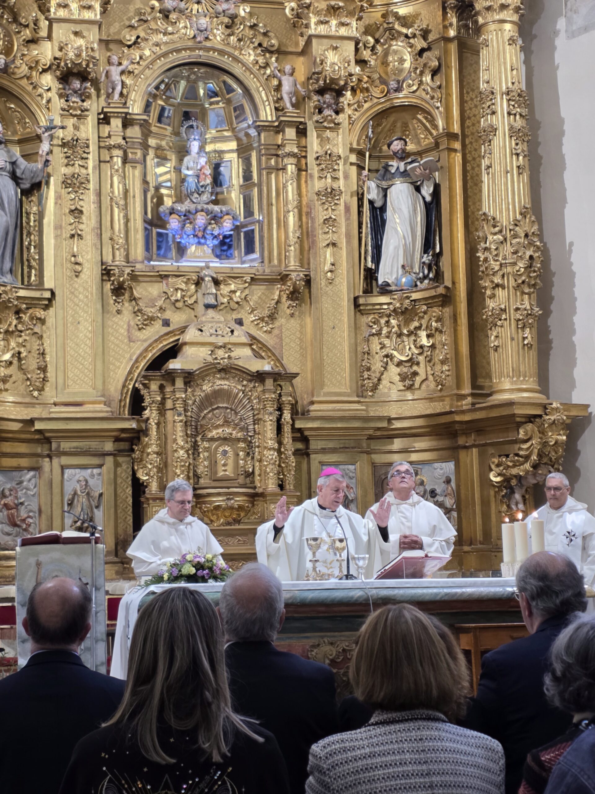 El obispo de Salamanca preside la eucaristía del reconocimiento de la Asociación en el Monasterio de las Dueñas